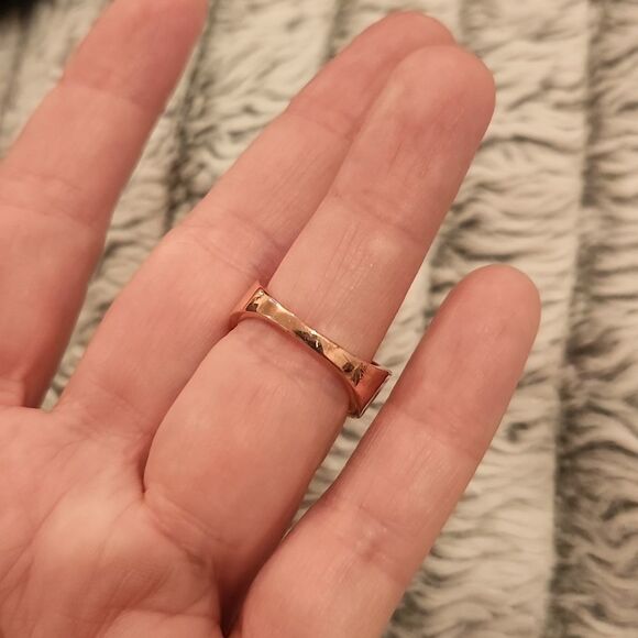 Stunning rose gold and cubic zirconia ring size 8, new without tags! Comes w/box - Picture 3 of 9